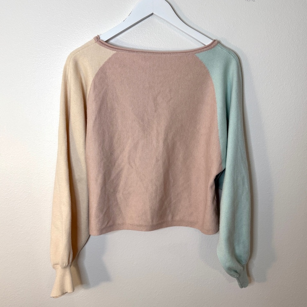 Color Block Women’s Sweater Wide Neckline Slightly Cropped Size L/M Cozy Stylish